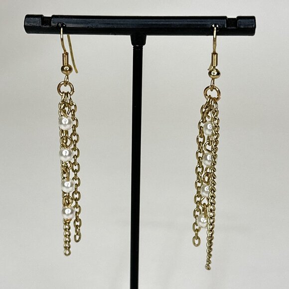 Seven Pair Of Faux Pearl Earrings Two Clip On And Five Pierced - Picture 7 of 11